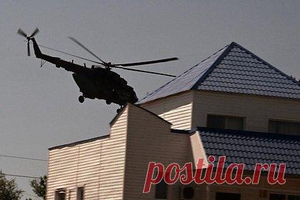 В небе над Ленобластью заметили неизвестный вертолет. В небе над Ленинградской областью заметили неизвестный вертолет. Летательный аппарат белого цвета видели с северной части Приозерска, в 200 метрах над землей. По сведениям местных жителей, он летел вдоль береговой линии Ладожского озера. Модель воздушного судна определить не удалось.