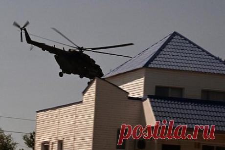 В небе над Ленобластью заметили неизвестный вертолет. В небе над Ленинградской областью заметили неизвестный вертолет. Летательный аппарат белого цвета видели с северной части Приозерска, в 200 метрах над землей. По сведениям местных жителей, он летел вдоль береговой линии Ладожского озера. Модель воздушного судна определить не удалось.