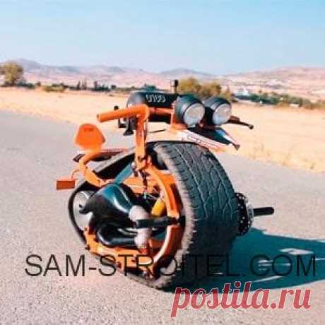 Самодельный байк на гусеничном ходу Привет всем посетителям сайта sam-stroitel.com! В этот раз, мы рассмотрим, очень интересную самоделку - байк на гусеничном ходу! У такого мотоцикла нет колес, есть лишь одна гусеница, которая и является «моноколесом».