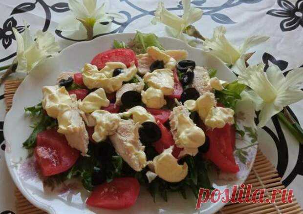 (1) Салат «Кремлевский» - Будет вкусно - 10 октября - 43750726681 - Медиаплатформа МирТесен ОПИСАНИЕ Еще один рецепт из старого журнала. Быстрый и легкий ужин. Можно взять помидоры черри и любой листовой салат. У меня был фриллис. Время указано без учета варки курицы. ИНГРЕДИЕНТЫ Основные куриное филе 250 г лук репчатый 1 шт. салат листовой 400 г помидоры 2 шт. оливки черные 150 г - 10 октября - 43750726681 - Медиаплатформа МирТесен