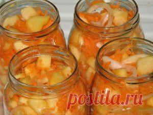 салат с кабачками на зиму
Этот салат универсальный, его можно готовить из кабачков, цуккини, патиссонов – короче, из всего, что еще осталось не пристроенным.