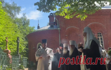 Глава РПЦ возложил ответственность на Церковь перед историей и происходящим в РФ. Патриарх Московский и всея Руси Кирилл совершил литию у могил Игуменов Валаамского монастыря