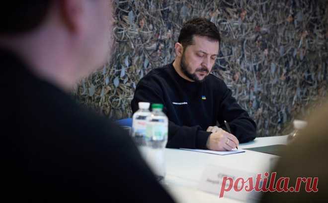 Зеленский заявил о нехватке «новых успехов» по поддержке Украины. По словам президента Украины, достижению мира мешает медлительность западных партнеров по оказанию поддержки. Он перечислил пять примеров такого положения, напомнив о желании получить современные истребители и дальнобойные ракеты