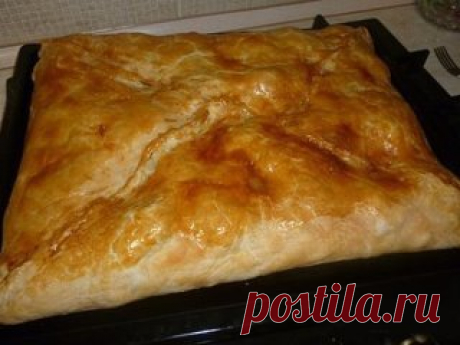 КУБИТЕ! Одно из самых вкусный блюд греческой кухни!
1) слоеное тесто.
2) курица. Курицу порезать на кусочки, посолить, поперчить по вкусу.
3) картофель. Порезанный, как на фото. Также посолить(не много)
4) Лук, порезанный как угодно.
5) Сливочное масло.
6) Яйцо, преимущественно, желток, чтобы сверху смазать пирог, для корочки.
Тесто выкладывается в противень, а в него уже — начинка и все потом заворачивается, как конверт.
на низ — картофель, сверху мясо, сверху лук(на фото...