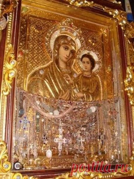 22 ноября - Икона Богородицы «Скоропослушница» Икона Божией Матери, именуемая «Скоропослушница» - древний чудотворный образ, находится на Святой Горе Афон, в монастыре Дохиар. Монастырское предание относит время ее написания к Х веку, ко времени жизни настоятеля обители святого Неофита. В 1664 году трапезарь Нил, проходя в ночное время в трапезную с зажженной лучиной, услышал от образа Богородицы, висевшего над дверью, голос, призывающий его впредь здесь не ходить и не коп...