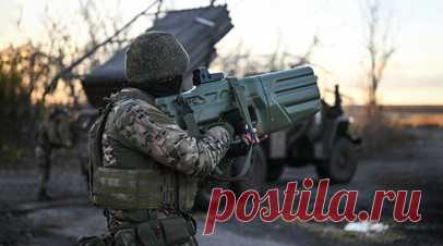 «Нетривиальные решения»: какие методы борьбы с украинскими дронами применяют бойцы СВО. Министерство обороны России сообщило о перехвате украинского БПЛА «Баба-яга» методом воздушного тарана. Для этого был использован квадрокоптер Дальневосточного гвардейского соединения ВДВ. Ранее десантники ликвидировали разведывательный аппарат ВСУ, также протаранив его своим дроном. По мнению экспертов, массовое использование БПЛА в ходе спецоперации показало необходимость применения нестандартных способов…