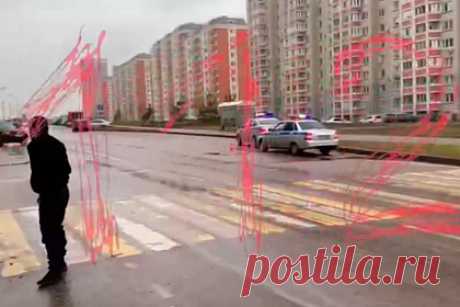 Управлявший иномаркой подросток сбил женщину с ребенком в Подмосковье. В подмосковном Дрожжино управлявший Volkswagen Touareg 16-летний подросток сбил на пешеходном переходе женщину с ребенком. После ДТП школьник испугался и сбежал. Подростка вместе с родителями доставят в отдел полиции. Женщина с 12-летним ребенком попали в больницу с ушибами.