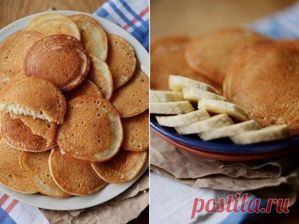 Тонкие банановые панкейки без масла

стакан молока
175 г просеянной муки
ч. л. разрыхлителя
спелый банан
2 ст. л. сахара
щепотка соли
щепотка корицы
раст. масло для жарки (не много)

1. Банан нарезать и смешать в блендере с молоком. Измельчить в однородную жидкую массу.
2. Муку, разрыхлитель, сахар, соль, корицу смешать в одной миске, перемешать.
3. Влить в сухую смесь жидкую и взбить венчиком.
4. Сковородку хорошо разогреть, налить капельку масла перед жаркой первых блино...