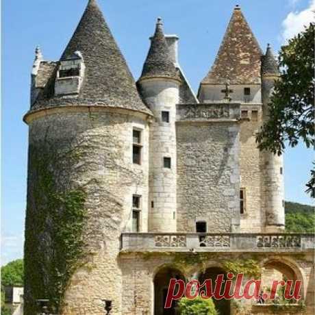 Photo by Regina Rocha Lima on February 11, 2021. May be an image of outdoors and castle.