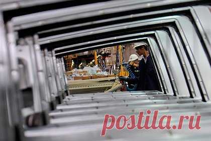 Россия усилила просьбы к Индии о поставках автомобилей и запчастей. Россия все настойчивее ищет возможности наладить поставки из Индии автомобилей, запчастей к ним и сельскохозяйственной продукции, пишет Times of India. Однако автомобильные компании опасаются вторичных санкций, причем речь идет не только о глобальных брендах, но и о национальных Mahindra & Mahindra и Tata Motors.