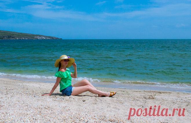 Блуза с открытыми плечами и воланом своими руками Блуза с открытыми плечами, как сшить за один вечер. Пошаговый мастер-класс с выкройкой и подробным описанием. Блуза с воланом подчеркнёт изящность ваших плеч и романтический образ.