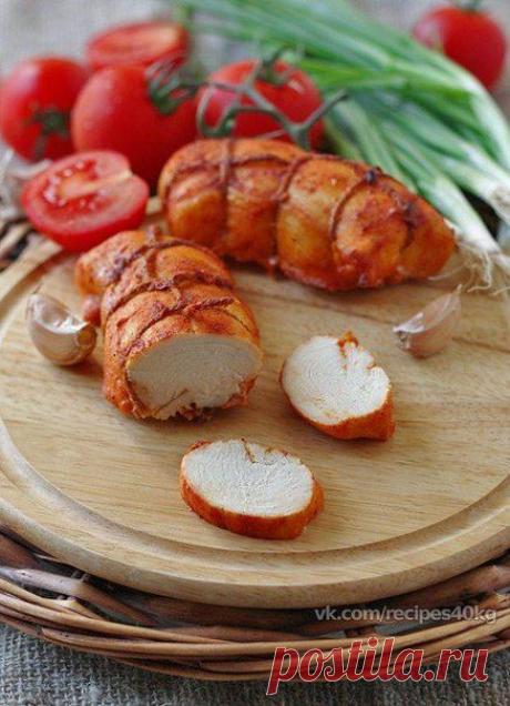 Пастрома из курицы.
157 ккал на 100 г
Отличная и более здоровая альтернатива магазинным колбасе/ветчине!
филе куриной грудки 500 гр
сладкая паприка сушеная 3-4 ст.л с горкой.
соль, перец, чеснок, растительное масло
Приготовление, в подробнее...