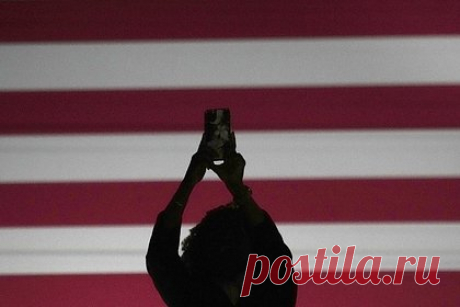 Глава Минобороны Белоруссии заявил о попытках США извлечь выгоду из кризисов. США пытаются сохранить уходящую в прошлое однополярную модель мира, в этом Вашингтону мешают государственные границы, цивилизационная и религиозная идентичность. Об этом в ходе Совещания министров обороны членов Шанхайской организации сотрудничества (ШОС) в Нью-Дели заявил глава министерства обороны Белоруссии Хренин.
