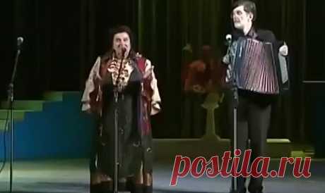 Вот бабуля жгет глаголом под баян
