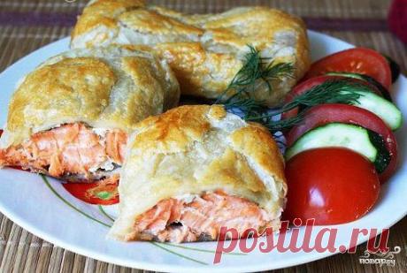 Форель в слоеном тесте
https://povar.ru/recipes/forel_v_sloenom_teste-8942.html

Форель в слоеном тесте - пошаговый кулинарный рецепт на Повар.ру
Форель в слоеном тесте - это еще один очень простой способ вкусно приготовить форель. Впрочем, вместо форели здесь можно использовать и другую красную рыбу - лосося или семгу.