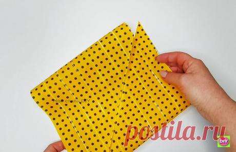 "Никаких специальных устройств": чтобы сделать 10 метров окантовки мне нужна иголка и несколько минут  ⌚ - но это не так просто, как кажется.
В конце концов я решила сделать два ряда по 5 метров, а потом обрезать лишнее.
Но в конце концов, я остановилась на 10 метрах, что достаточно для окантовки всех окон и дверей.
На самом деле, я делала окантовку из другого куска ткани, но эта ткань была слишком тонкой, чтобы справиться с ней, поэтому я использовала более плотную ткань.
А это означает, что …