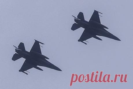 Риск ядерного удара с помощью американских истребителей F-16 оценили. Военный политолог Александр Перенджиев заявил, что американские истребители F-16, которые могут поставить Украине, являются носителями ядерного оружия, потому необходимо исходить из того, что риск нанесения ядерного удара существует. В этом вопросе нельзя полагаться на благоразумие стороны противника.