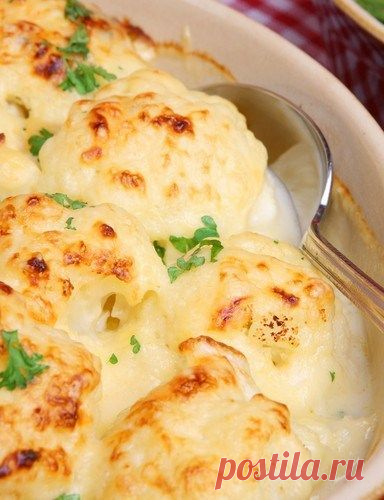 Золотистая цветная капуста с чесноком и пармезаном