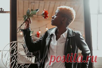 Объяснена популярность лесбийской одежды у гетеросексуальных женщин. По словам Джилл Гутовиц, ранее она считала жилеты, кожаные тренчи, широкие брюки, комбинезоны и ботинки бренда Dr. Martens прерогативой сапфического стиля. Однако некоторое время назад писательница заметила, что подобную одежду все чаще стали выбирать гетеросексуальные девушки.