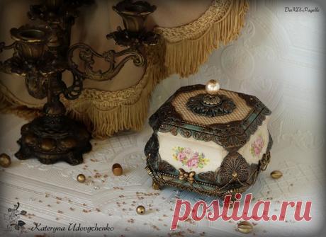 Добрый вечер!
Сегодня я с новой работой и моей новой любимицей - шкатулочкой "Лукреция". Прошу любить и жаловать!
Не хочу в этот раз писать много букв - просто сделала достаточно красивых фотографий... они порой лучше тысячи слов. А если у Вас будут вопросы по этой работе, можете писать мне в личку и на что смогу, отвечу!
Отмечу только, что сей шедевр-заготовка - пера Оксана Ярославовна, а остальное - мои фантазии на тему цвета и формы)) 
Ну, и должна признаться, что получ...