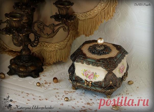 Добрый вечер!
Сегодня я с новой работой и моей новой любимицей - шкатулочкой 