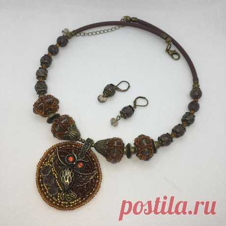 🌷 Колье и серьги «Сказка»
.
.
.

⚜️ Авторское украшение, сделано из бисера,стеклянных бусин и яшмы.  Кулон на колье ручной работы, вышит бисером и стеклянными бусинами. 
В комплект входят серьги.
Колье собрано на мемори-проволоке, фурнитура под бронзу. 
Браслет можно изготовить по желанию, также принимаю заказы на переделку и ремонт Ваших старых украшений.
.
.
.
☀️Размеры:

Колье 48 см + застежка и цепочка удлинитель около 10 см
Серьги 4 см 
Кулон ручной работы 4,5*4,5...