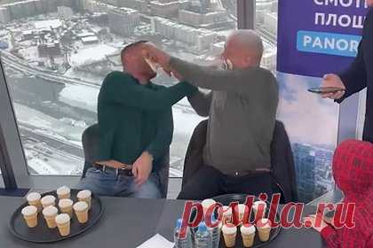 Александр Емельяненко подрался с блогером на конкурсе по поеданию мороженого. Российский боец смешанного стиля Александр Емельяненко подрался с блогером Святославом Коваленко на конкурсе по поеданию мороженого. На пресс-конференции бойцам нужно было съесть по десять стаканчиков. Однако Емельяненко испачкал лицо своему сопернику, а Коваленко решил ответить ему тем же.