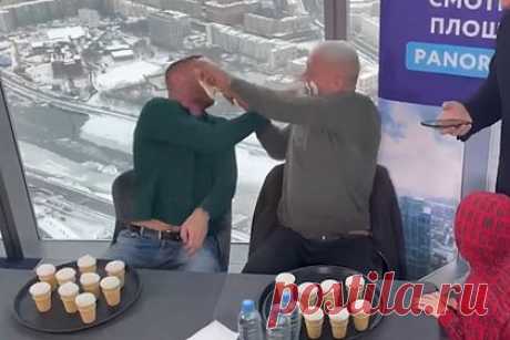 Александр Емельяненко подрался с блогером на конкурсе по поеданию мороженого. Российский боец смешанного стиля Александр Емельяненко подрался с блогером Святославом Коваленко на конкурсе по поеданию мороженого. На пресс-конференции бойцам нужно было съесть по десять стаканчиков. Однако Емельяненко испачкал лицо своему сопернику, а Коваленко решил ответить ему тем же.