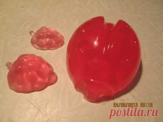 мыло  "Божья коровка" и две маленькие малинки