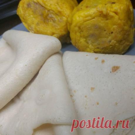 Белые блины с апельсинами, рецепт 13 века, Англия.
Блины - пшеничная мука, белок, белое вино, соль,сахар.
Апельсины - фрикадельки из свинины (фарш, яйцо, соль), отвариваются в бульоне, потом обмакиваются в кляре из белка, обжариваются, потом обмакиваются в кляре из желтка, опять обжариваются.