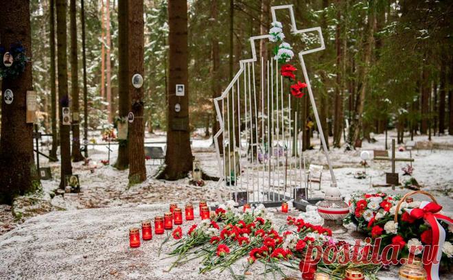 В Петербурге демонтировали памятник репрессированным полякам. С кладбища в Левашово, куда в 1930–1950 годы тысячами свозили тела жертв репрессий, в прошлом году исчез каменный памятник репрессированным полякам, теперь демонтировали символический. Его власти посчитали установленным незаконно