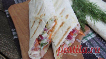 Шаурма Шаурма - шаверна. Ну очень вкусная начинка в рулете по этому рецепту. Готовится быстро, но повозиться чуть придется, но оно этого стоит. Приготовьте и вы сами убедитесь. А подавать можно в любое время дня. Ингредиенты: Лаваш - 1 шт., Лук красный - 1 шт., Огурец - 0,5 шт., Капуста пекинская - 150 гр.