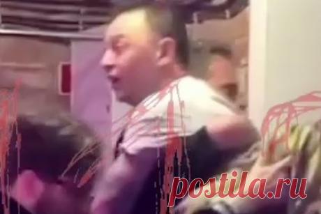 Появилось видео с устроившим дебош в самарском баре солистом группы «Звери». В сети опубликовали видео с устроившим дебош в самарском баре солистом группы «Звери» Романом Билыком. На кадрах видно, как артист вступает в словесный конфликт с посетителями бара, кидает стулья, а также вызывает одного оппонента на улицу для дальнейших разбирательств. В конце ролика Билыка уводят из заведения.