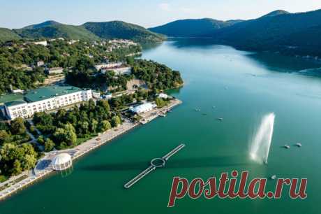 «Игристое» настроение. Проводим отпуск в роскошном отеле Абрау-Дюрсо. Абрау-Дюрсо успешно выходит из рамок однодневного курорта и предлагает провести полноценный отдых в современном отеле с изучением истории и местных красот.