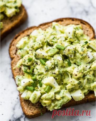 Тост с авокадо и яйцом Ингредиенты:⠀
Авокадо, очистить и мелко нарезать — 1 шт.Яйца, сваренные вкрутую, очистить и мелко нарезать — 3 шт.Греческий йогурт/сметана/майонез — 2 ст. л.Зелёный лук, мелко нарезать — 1 ст. л.Укроп, мелко нарезать — 1 ст. л.Лимонный сок — 1 ч....