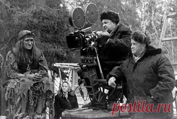 «Морозко» — наверное, лучший фильм-сказка режиссера Александра Роу. Под его фильмы которого не одно поколение проникалось «русским духом». Лиричные и страшные, поучительные и смешные, сказки ирландца с русской душой Роу любимы всеми.