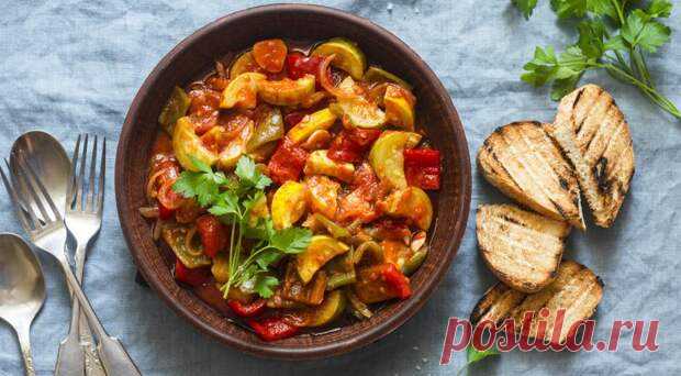 5 вариантов овощного рагу, за которое можно отдать все - БУДЕТ ВКУСНО! - медиаплатформа МирТесен В русской кухне нет собственного термина для этого блюда и нам приходится пользоваться заимствованным, хотя в национальных кухнях бывшего СССР были свои варианты рагу – грузинский аджапсандал, армянский хоровац, азербайджанский садж, узбекская басма, молдавская яхния. Но это не помешает нам