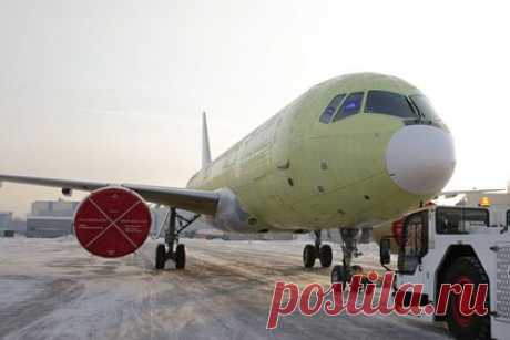 «Иркут» построила первый МС-21-300 с российским крылом. Иркутский авиационный завод завершил сборку первого самолета МС-21-300 с крылом, которое изготовлено из российских композиционных материалов. Самолет передали в летно-испытательное подразделение для подготовки к испытательным полетам. Разработку материалов начали еще в 2018 году.