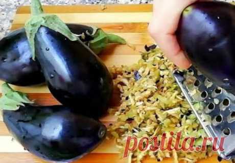 Трем баклажан на терке и тушим как капусту: гарнир подходит ко всему - Steak Lovers - медиаплатформа МирТесен Чаще всего баклажан жарят дольками и подают в качестве закуски, но мы сделаем его по французскому рецепту. Натрем на терке и будем тушить почти как капусту, со специями и чесноком — гарнир подойдет к любому основному блюду. Снимаем кожуру с баклажанов и натираем их на крупной терке. Чеснок натираем