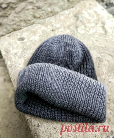 Доброе утро!
⠀
После наших stories с этой шапочкой от вас поступило столько вопросов о том, как ее связать, что мы решили сделать краткое описание .
⠀
 Размер: ОГ 55-58
 Пряжа: Schoppel Gradient 100гр/260м, 100% меринос (цвет 1508)
 Расход: 1 моток на шапку с двойным отворотом.
 Спицы: №3 с леской 40-50см.
Я вязала на спицах AddiCrasyTrio Novel Long, очень понравились спицы в работе.
 Плотность вязания резинки (*1 лиц.п, 1 изн.п*) после ВТО  в нерастянутом состоянии 28п.
⠀...