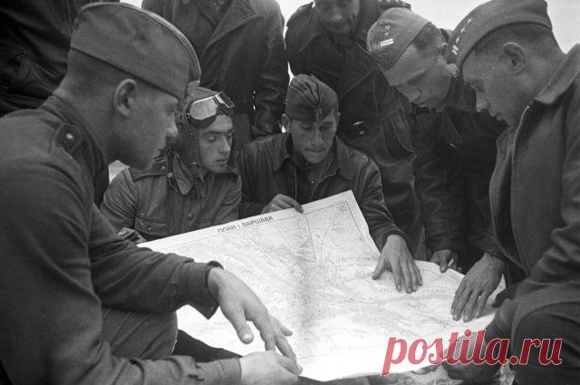 Упрямство — привилегия ослов. Как проводили границу между Польшей и СССР Стремясь отобрать территории, вошедшие в состав СССР в 1939 году, поляки интриговали, жаловались и даже пытались столкнуть между собой США, Англию и СССР в самый разгар войны.