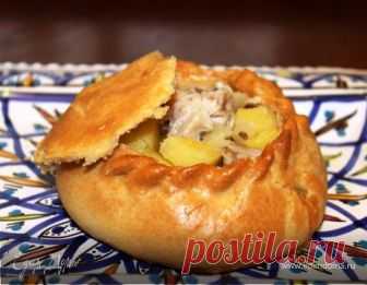 Сочный элеш с курицей. Ингредиенты: куриные окорочка, пшеничная мука, яйца куриные Мне нравится классическая татарская выпечка тем, что при ее приготовлении используется бездрожжевое тесто. Оно получается немного слоистым и хрустящим; даже несмотря на огромное количество начинки с бульоном, оно не рвется при выпекании; а также с ним приятно работать. Элеши можно приготовить с любым мясом, но мне очень нравится в них куриное, особенно, срезанное с окорочков. Элеши с курицей...