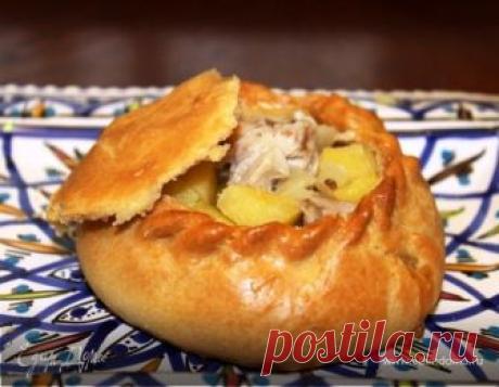 Сочный элеш с курицей. Ингредиенты: куриные окорочка, пшеничная мука, яйца куриные Мне нравится классическая татарская выпечка тем, что при ее приготовлении используется бездрожжевое тесто. Оно получается немного слоистым и хрустящим; даже несмотря на огромное количество начинки с бульоном, оно не рвется при выпекании; а также с ним приятно работать. Элеши можно приготовить с любым мясом, но мне очень нравится в них куриное, особенно, срезанное с окорочков. Элеши с курицей...