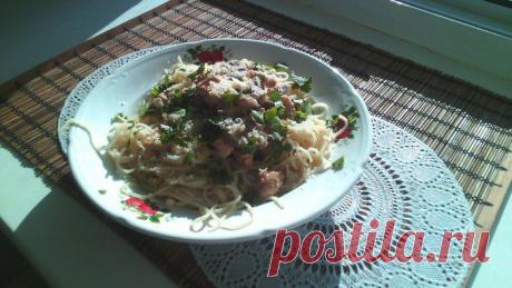 Спагетти со сливочно-грибным соусом и куриной грудкой | Foodbook.su Вкусное блюдо, которое наполняет тебя массой приятных ощущений. Сыр использовала пармезан, производство Россия. Можете использовать любой сычужный сыр или любой другой.