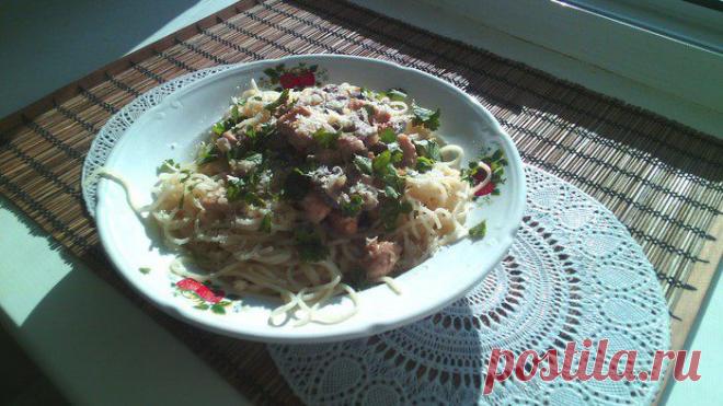 Спагетти со сливочно-грибным соусом и куриной грудкой | Foodbook.su Вкусное блюдо, которое наполняет тебя массой приятных ощущений. Сыр использовала пармезан, производство Россия. Можете использовать любой сычужный сыр или любой другой.