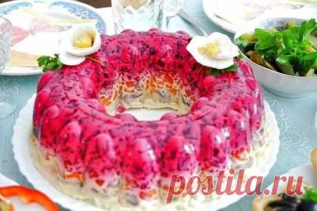 ВКУСНЕЙШИЙ и ВОЛШЕБНЫЙ Салат.
Для салата вам понадобится:
1. Свекла (2 шт.)
2. Сыр твердый (150 г.)
3. Изюм (1 горст. )
4. Морковь(3 шт.)
5. Чеснок (3 зуб.)
6. Орехи грецкие (1 горст.)
7. Майонез
Рецепт салата 
Свеклу, морковь отварить. 
Затем сваренные продукты потереть на мелкой терке. 
При этом все ингредиенты следует тереть в отельные тарелки. 
Сыр потереть также на мелкой терке. 
Чеснок следует выдавить, орехи измельчить. 
Изюм необходимо распарить, для этого просто опустите его на несколь