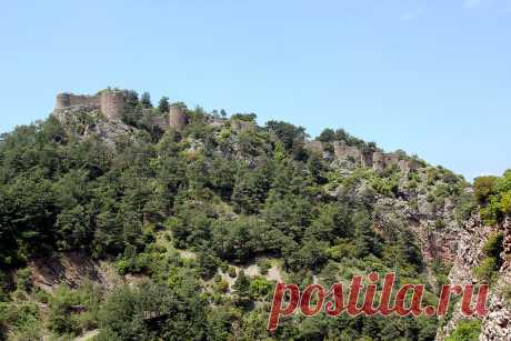 Սարվանդիքար բերդ

1185 թվականին Սարվանդիքարը խարդախությամբ զավթել է Անտիոքի դուքսը։ Սակայն Լևոն Բ Մեծագործը 1187-ին այն ազատագրել և պարգևել է իր քեռու՝ Պապեռոնի բերդատեր իշխան Վասակ Հեթումյանի որդի Սմբատին։ Վերջինիս հաջորդել է ավագ որդին՝ Ժոֆրի Հեթումյանը, որն աղբյուրներում հիշվում է «քաջամարտիկ զինվոր»։ Ժոֆրի Հեթումյանի մահից (1261) հետո Սարվանդիքարում իշխել է նրա ավագ որդի Կոստանդինը, որն ամուսնացած էր Հեթում Ա թագավորի դուստր Ռիթայի հետ։