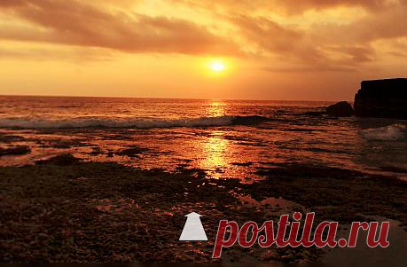 великолепный вид на закате одного из важных морских храмов на Бали, Pura Танах Лот ("Храм Земли в середине моря") и др.