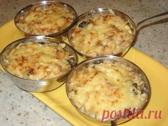 Жюльен с сушёными грибами и курицей
Пропорции не записала, поэтому примерный вес:
- курица (голени) - 4 штуки
- грибы сушёные (подберёзовики и т.п.) - у меня была одна нитка грибов, вес не знаю.
- лук репчатый - 1 крупная луковица
- сыр твёрдый - около 80-90г на 4 кокотницы
- сметана - 150г
- мука - 10г
- масло растительное
Сушёные грибы поставить вымачиваться, после отварить, мелко порезать.
Куриные голени отварить, освободить от косточек, порезать.
Лук порезать соломкой, пассеровать на масл