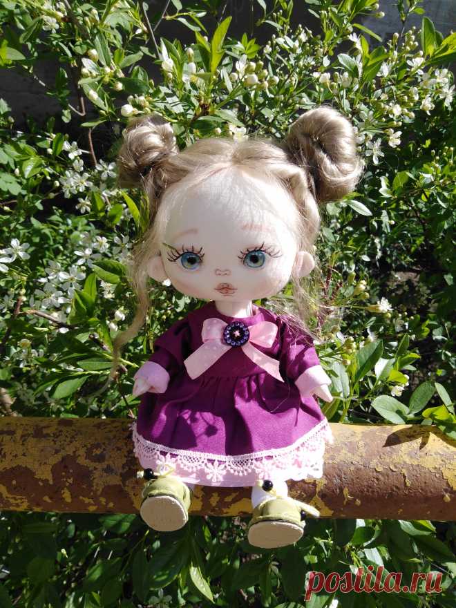 Куколка ручной работы.
* В единственном экземпляре, 23см.
* Стоит, сидит самостоятельно.
* Ручки гнутся, может держать свою игрушку.
* Головка поворачивается, наклоняется в любую сторону.
* Роспись личика- художественный акрил и пастель.
* Тело сшито из натурального хлопка, набито синтепухом, утяжелено. Приятно держать в руках:).
* Одежда вся съёмная, обувь из натуральной кожи.
* Волосы натуральные, шерсть козочки. Прическу можно менять, аккуратно расчесывать.